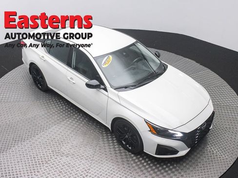Used 2023 Nissan Altima 2.5 SR FWD image 3