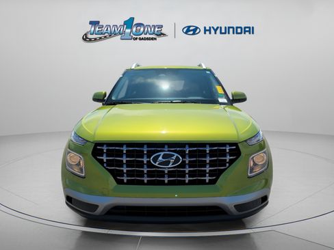 Used 2024 Hyundai Venue SEL FWD image 2