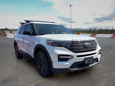 Used 2022 Ford Explorer XLT w/ Equipment Group 202A AWD/4WD image 2