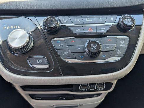 Used 2022 Chrysler Pacifica Touring-L w/ Uconnect Theater Family Group FWD image 32