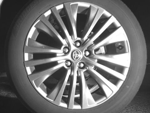 Used 2021 Toyota Venza XLE w/ Softex Package image 13