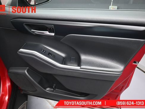 Used 2021 Toyota Highlander XLE AWD/4WD image 34