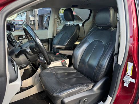 Used 2019 Chrysler Pacifica Touring-L image 12