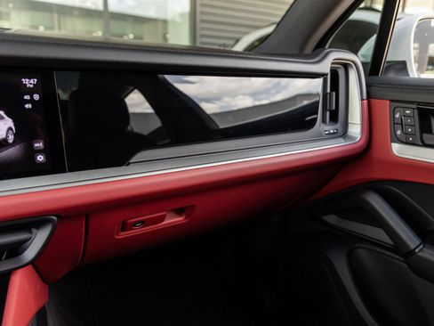 Certified 2025 Porsche Cayenne AWD/4WD image 30