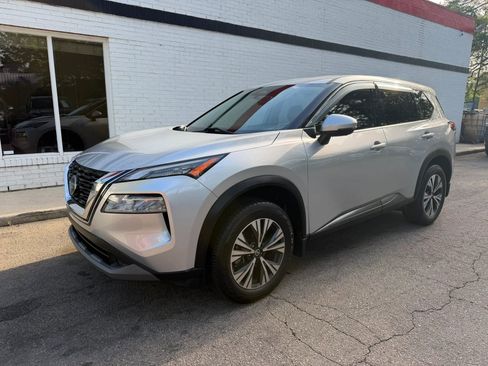 Used 2021 Nissan Rogue SV image 2