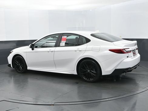 Used 2025 Toyota Camry SE image 3