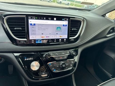 Used 2026 Chrysler Pacifica Limited FWD image 22