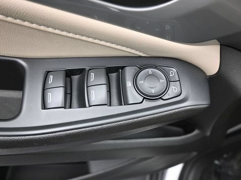 Used 2022 Chevrolet Traverse LS FWD image 11