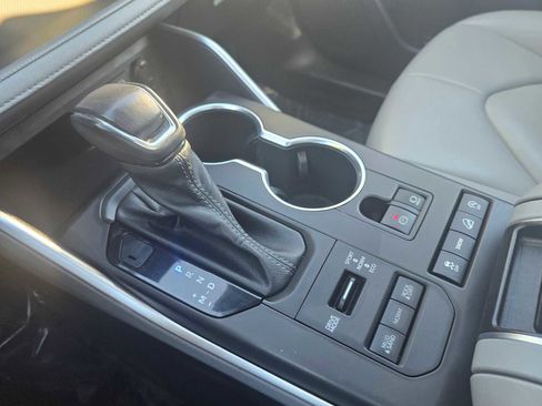 Used 2022 Toyota Highlander XLE image 32