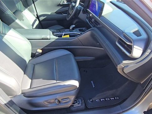 Used 2023 Toyota Crown Limited image 30