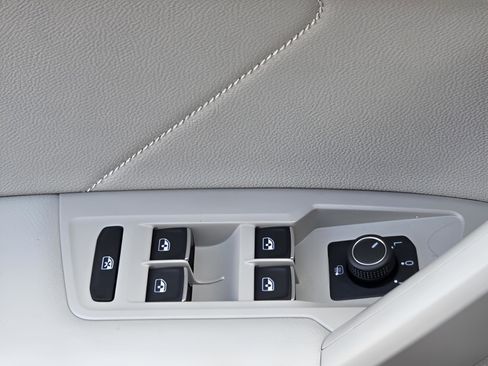 Used 2023 Volkswagen Tiguan SE image 32