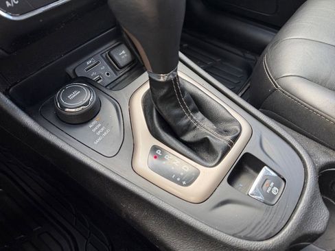 Used 2018 Jeep Cherokee Limited image 25