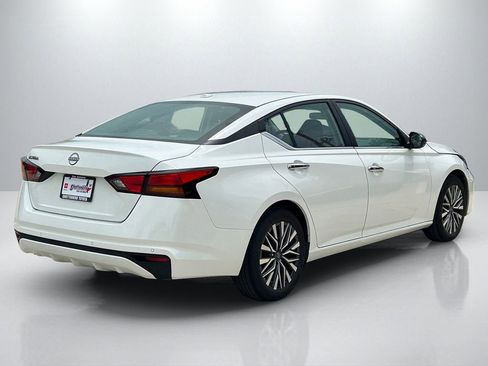 Used 2025 Nissan Altima 2.5 SV FWD image 5