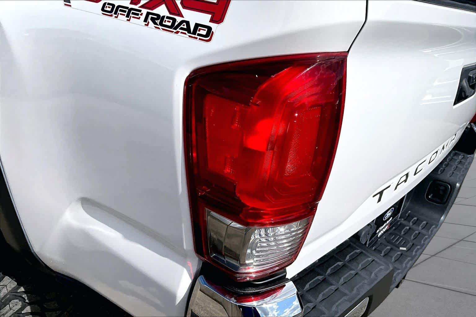 Used 2017 Toyota Tacoma TRD Off-Road w/ Tow Package (A/T) AWD/4WD image 28