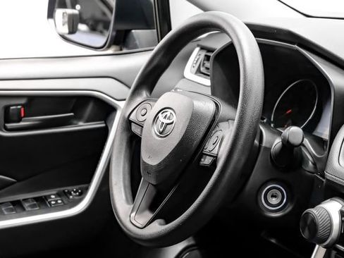 Used 2019 Toyota RAV4 LE FWD image 19