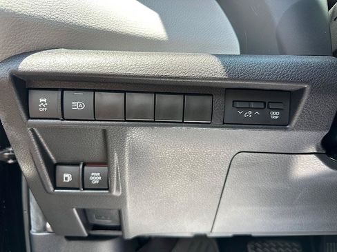 Certified 2025 Toyota Sienna XLE FWD image 21