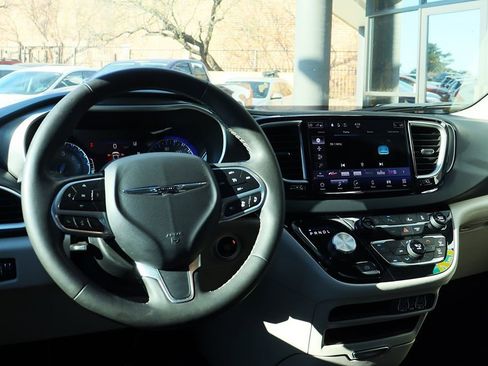 Used 2023 Chrysler Pacifica Touring-L image 39