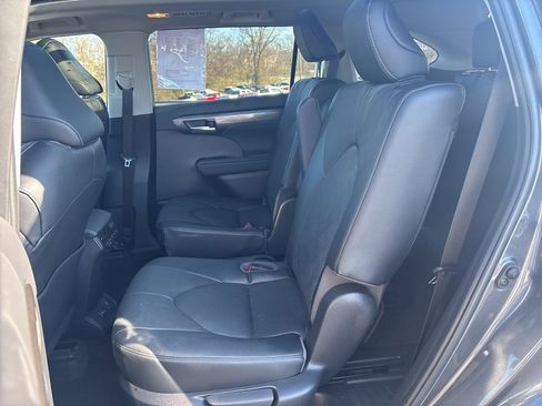 Used 2023 Toyota Highlander Platinum image 10
