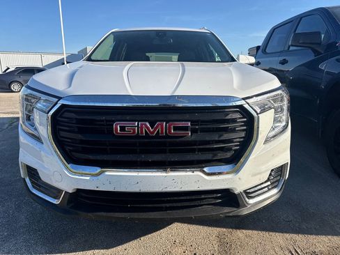 Used 2024 GMC Terrain SLE image 2