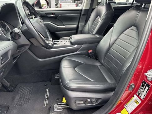Used 2022 Toyota Highlander XLE FWD image 19