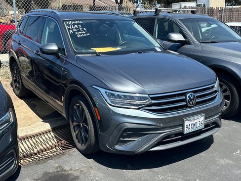 Used 2022 Volkswagen Tiguan SE w/ Panoramic Sunroof Package FWD image 2