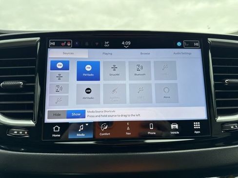 Used 2025 Chrysler Pacifica Limited image 28