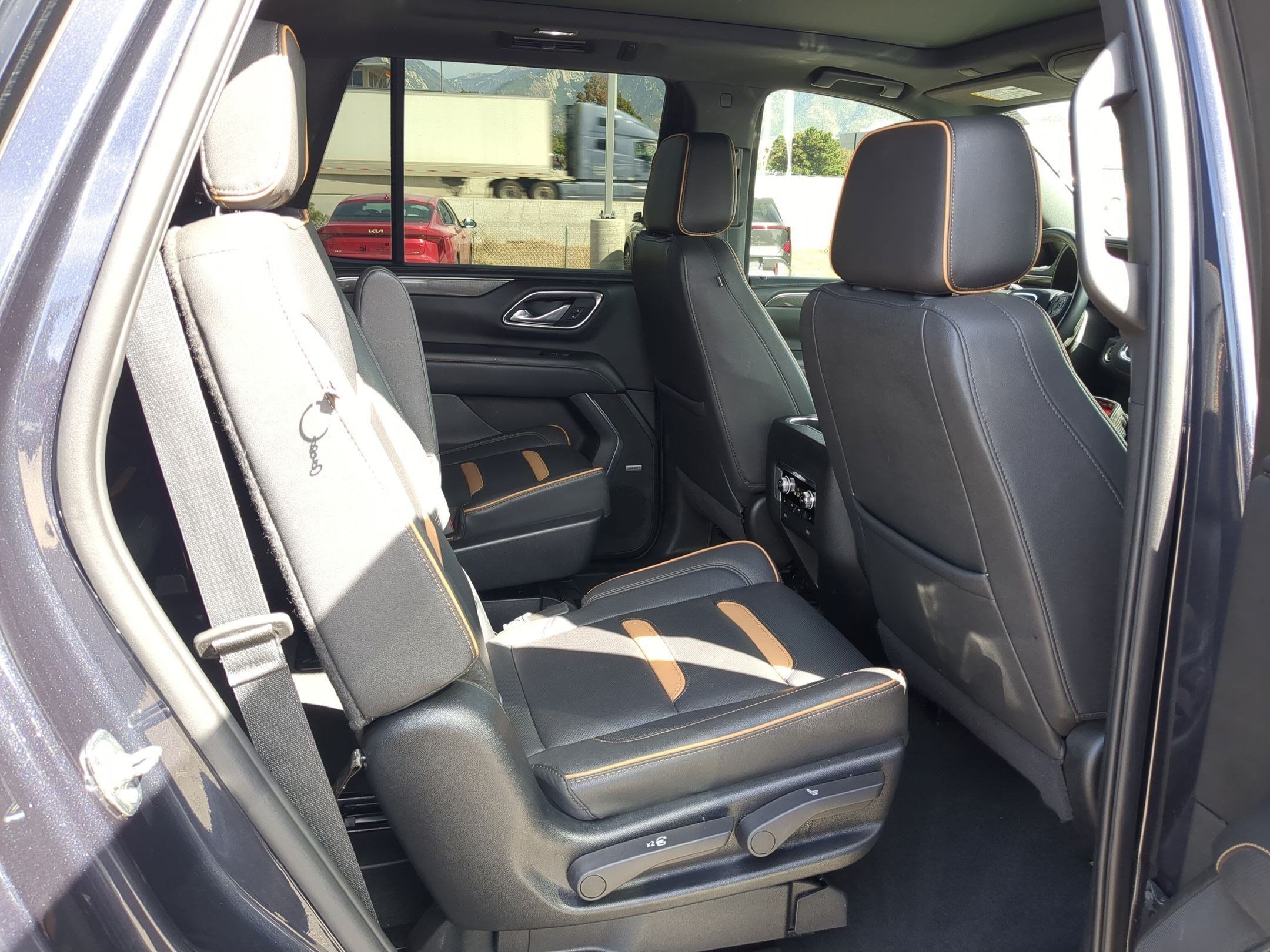 Used 2023 GMC Yukon AT4 w/ Technology Package AWD/4WD image 28