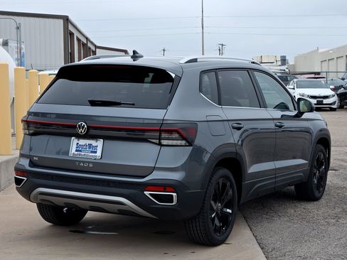 New 2026 Volkswagen Taos SE FWD image 4