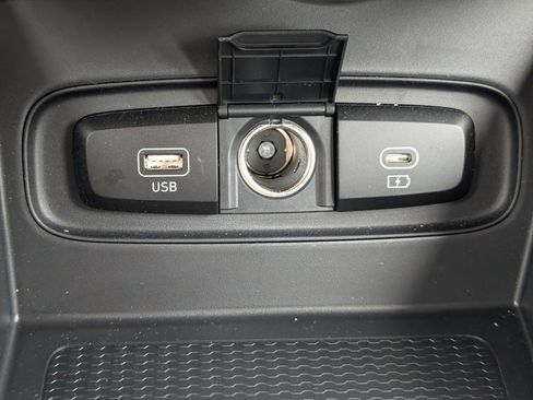 Used 2025 Hyundai Venue SEL image 9