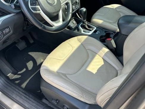 Used 2017 Jeep Cherokee Limited FWD image 11