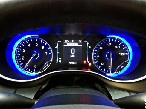 Used 2019 Chrysler Pacifica Touring-L FWD image 15