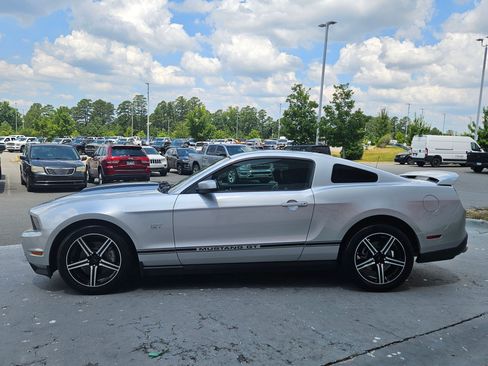 Used 2010 Ford Mustang GT Premium RWD image 4