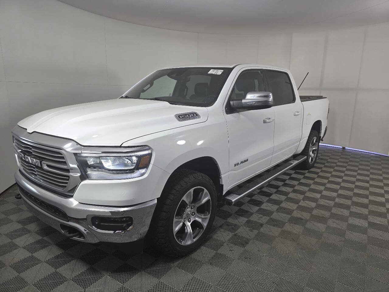 Used 2023 RAM 1500 Laramie AWD/4WD image 3