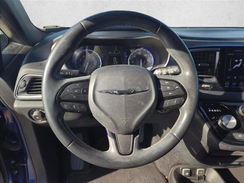 Used 2018 Chrysler Pacifica Touring-L FWD image 13
