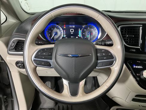 Used 2019 Chrysler Pacifica Limited image 16