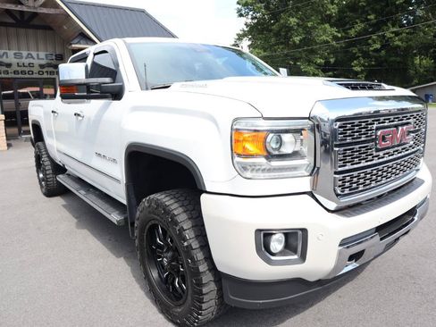 Used 2018 GMC Sierra 2500 Denali w/ Duramax Plus Package AWD/4WD image 3