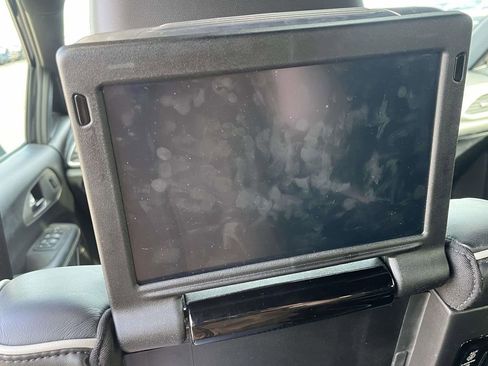 Used 2023 Chrysler Pacifica Limited w/ Uconnect Theater Family Group image 15