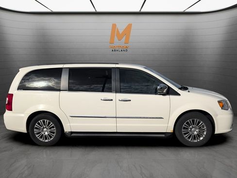 Used 2013 Chrysler Town & Country Touring-L w/ Driver Convenience Group FWD image 6