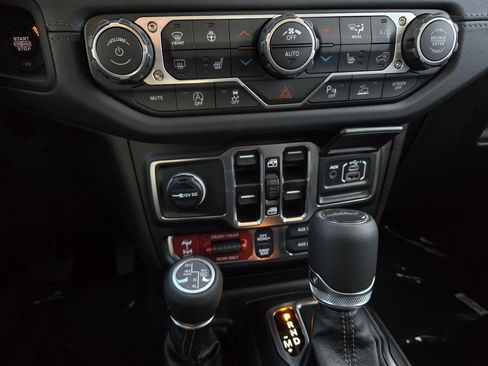 New 2025 Jeep Gladiator Rubicon image 18