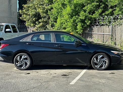Used 2024 Hyundai Elantra Limited image 7