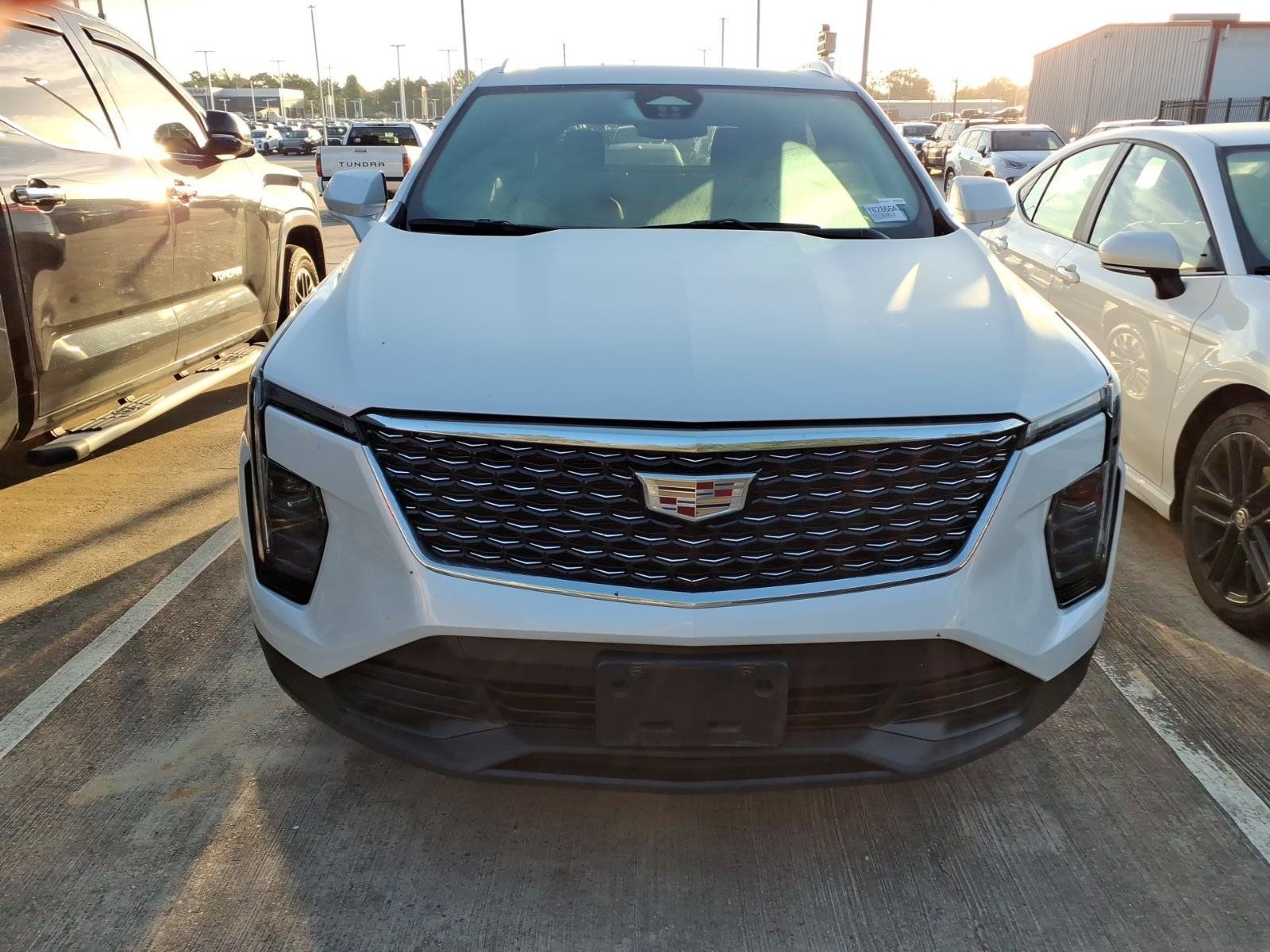 Used 2024 Cadillac XT4 Luxury w/ Cold Weather Package FWD image 3