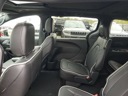 New 2026 Chrysler Pacifica Limited w/ S Appearance Package AWD/4WD image 10
