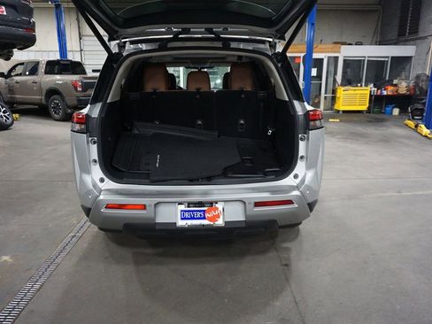 Used 2023 Nissan Pathfinder Platinum image 18