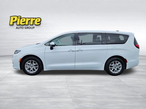 Used 2023 Chrysler Pacifica Touring-L FWD image 2