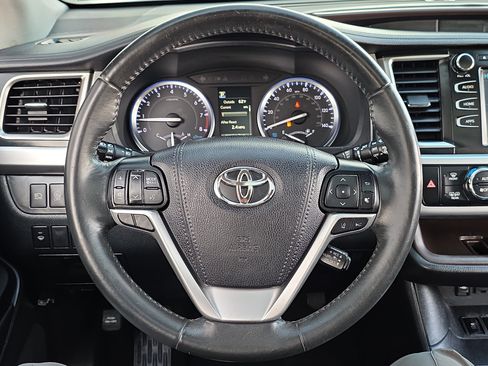 Used 2019 Toyota Highlander XLE AWD/4WD image 13