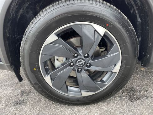 Used 2025 Nissan Rogue SV image 31