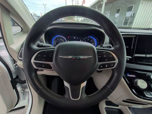 Used 2022 Chrysler Pacifica Touring-L image 15