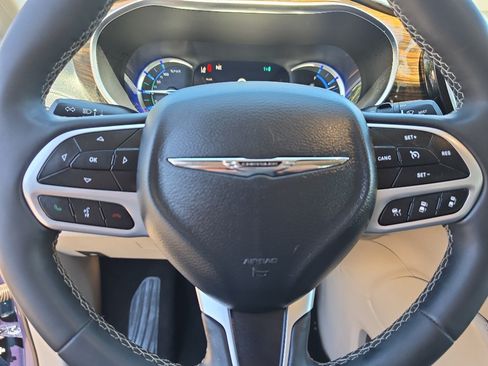 Used 2023 Chrysler Pacifica Limited FWD image 24
