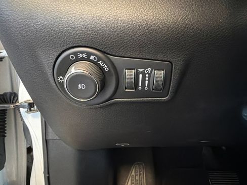 Used 2024 Jeep Compass Latitude AWD/4WD image 17