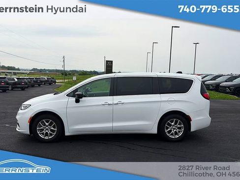 Used 2024 Chrysler Pacifica Touring-L FWD image 4